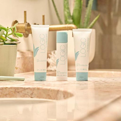 Infographic showing key ingredients: Aloe Vera, Seaweed, and White Tea.
