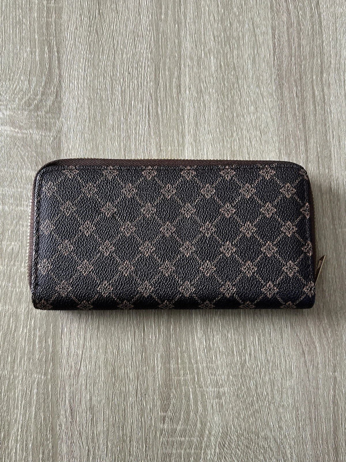 NWOT Super Nice & Spacious Zip-Around Wallet