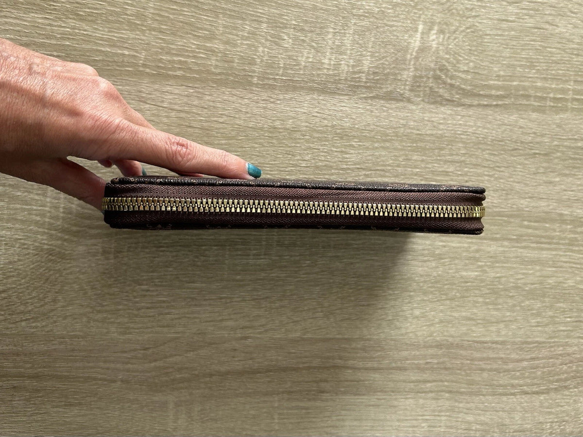 NWOT Super Nice & Spacious Zip-Around Wallet