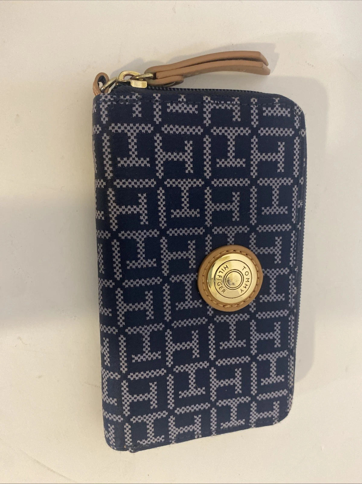 Tommy Hilfiger Signature Zip Wristlet Wallet – Navy & Light Gray
