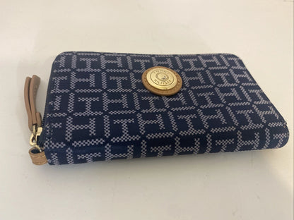 Tommy Hilfiger Signature Zip Wristlet Wallet – Navy & Light Gray